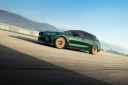 Fahrtaufnahme des BMW M3 CS Touring in british racing green.
