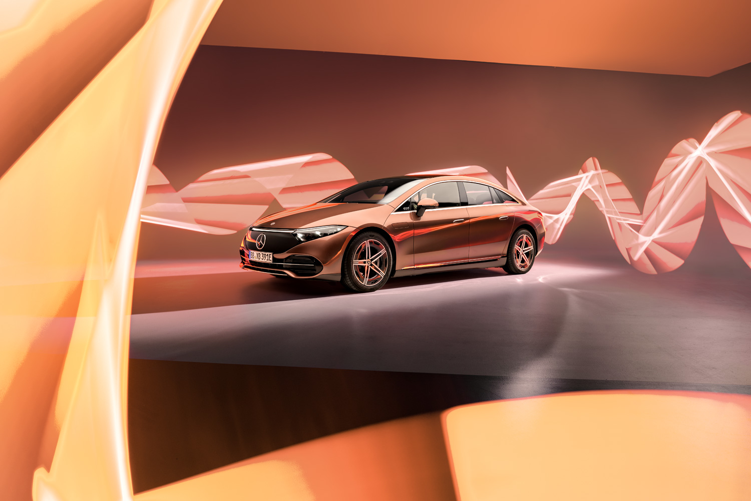 Studiofotografie mit einem Mercedes-Benz EQS und Lichteffekten