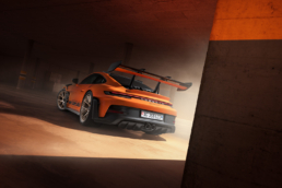 Blitzfotografie mit einem Porsche 911 GT3 RS in Gulforange.