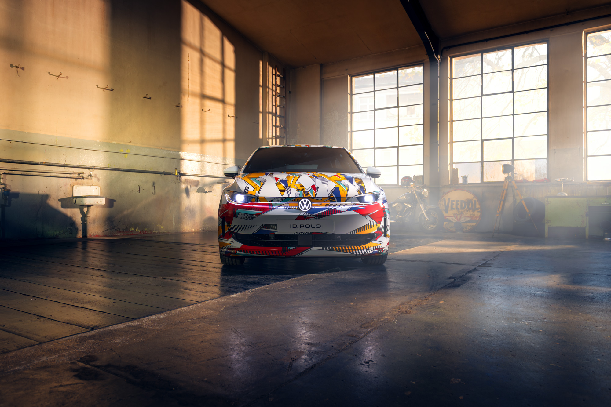 Frontalansicht des auffällig folierten VW ID Polo