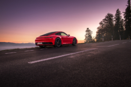 Der indischrote 911er in der Abendd&auml;mmerung.