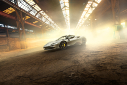 Der Ferrari SF90 im Rauch fotografiert
