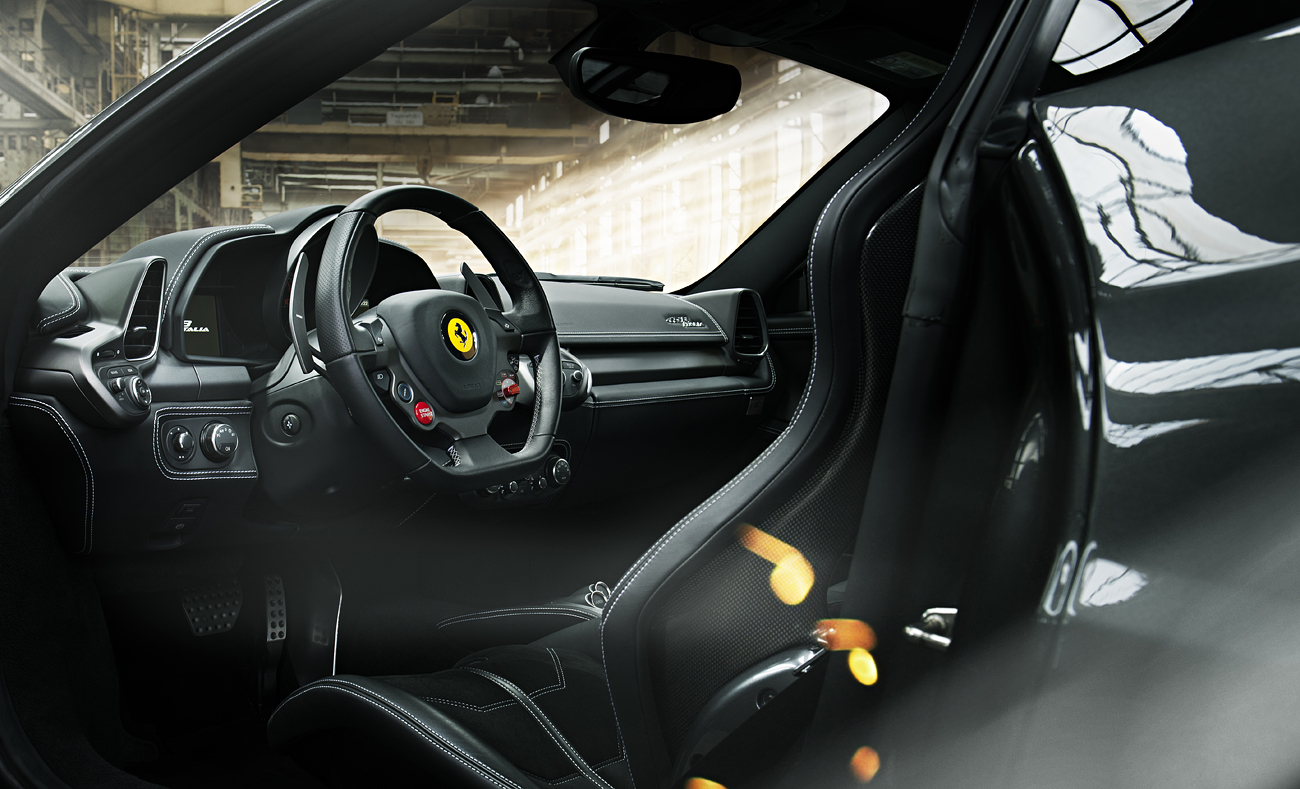 Das Cockpit des Ferrari 458 Italia. Fotoshooting im Sulzer Areal in Winterthur.