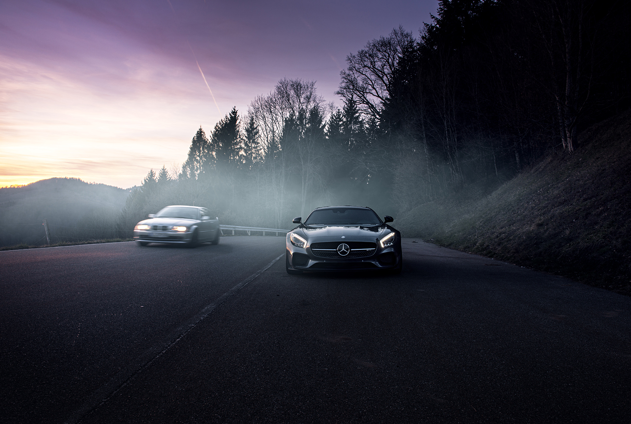 Moodshot mit dem Mercedes AMG GT S in der Dämmerung.