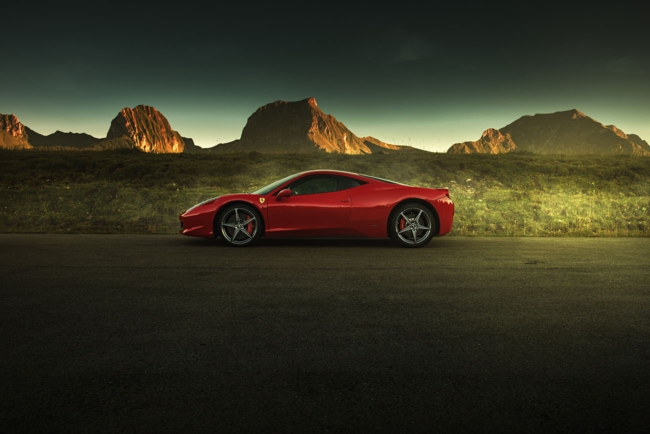 Roter Ferrari 458 Italia im Berner Oberland. Auto Fotografie von phPics.ch