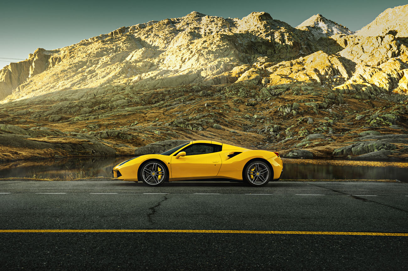 Auto Fotografie in den Alpen. Seitenansicht des Cabriolets. Ferrari 488 Spider Fotoshooting bei Sonnenaufgang auf dem Gotthard Pass mit dem Schweizer Automobilfotograf phPics Photography.