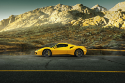 Auto Fotografie in den Alpen. Seitenansicht des Cabriolets. Ferrari 488 Spider Fotoshooting bei Sonnenaufgang auf dem Gotthard Pass mit dem Schweizer Automobilfotograf phPics Photography.