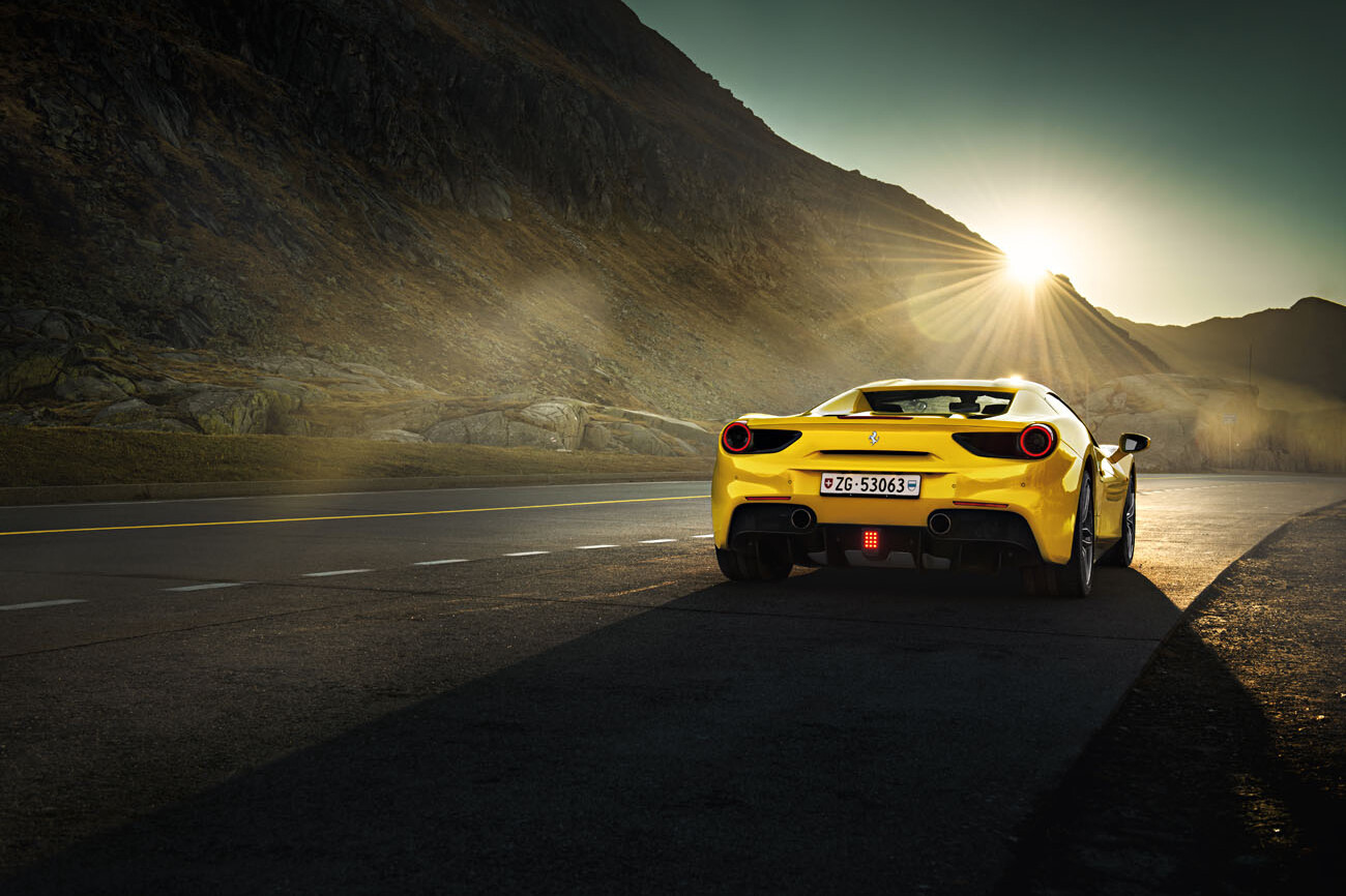 Ferrari 488 Spider Fotoshooting bei Sonnenaufgang auf dem Gotthard Pass mit dem Schweizer Automobilfotograf phPics Photography.