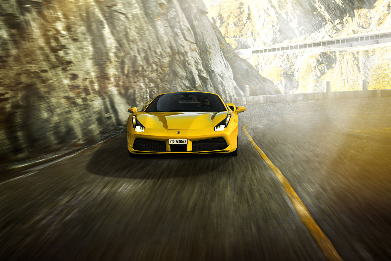 Ferrari 488 Spider in gelb fährt via Tremola Richtung Gotthard Passhöhe.