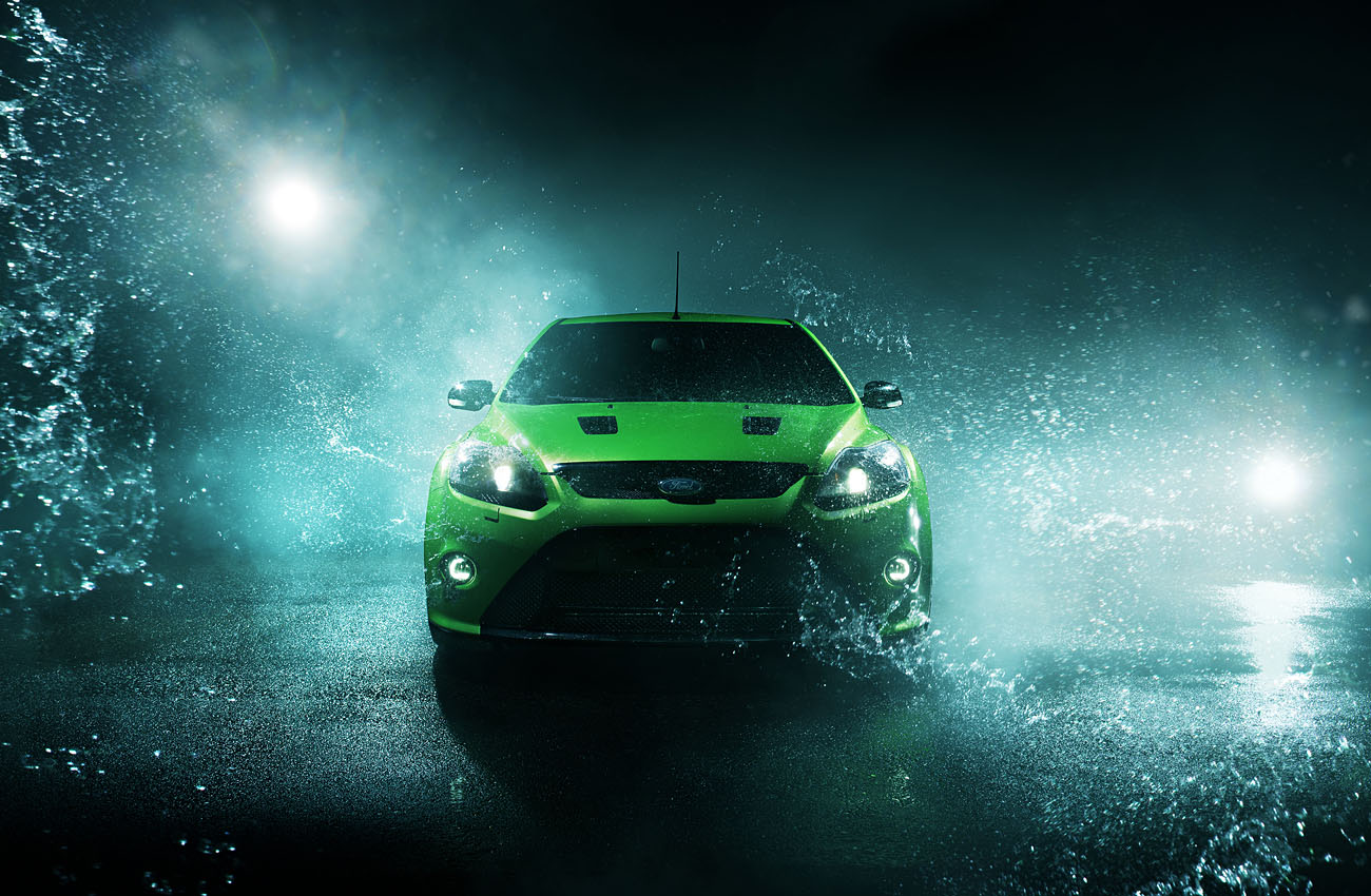 Wasser Fotoshooting mit dem Ford Focus RS in ultimate green.