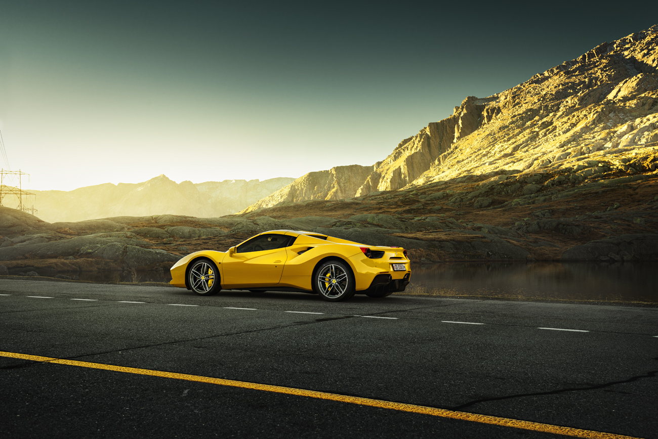 Bei Sonnenaufgang auf dem Gotthard Pass. Der Ferrari 488 auf der Passhöhe. Festgehalten vom Fahrzeugfotograf phPics Photography.