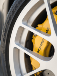Auto verkaufen erfordert gute Fotos zu machen. Ein Detailbild der Porsche Bremsanlage.