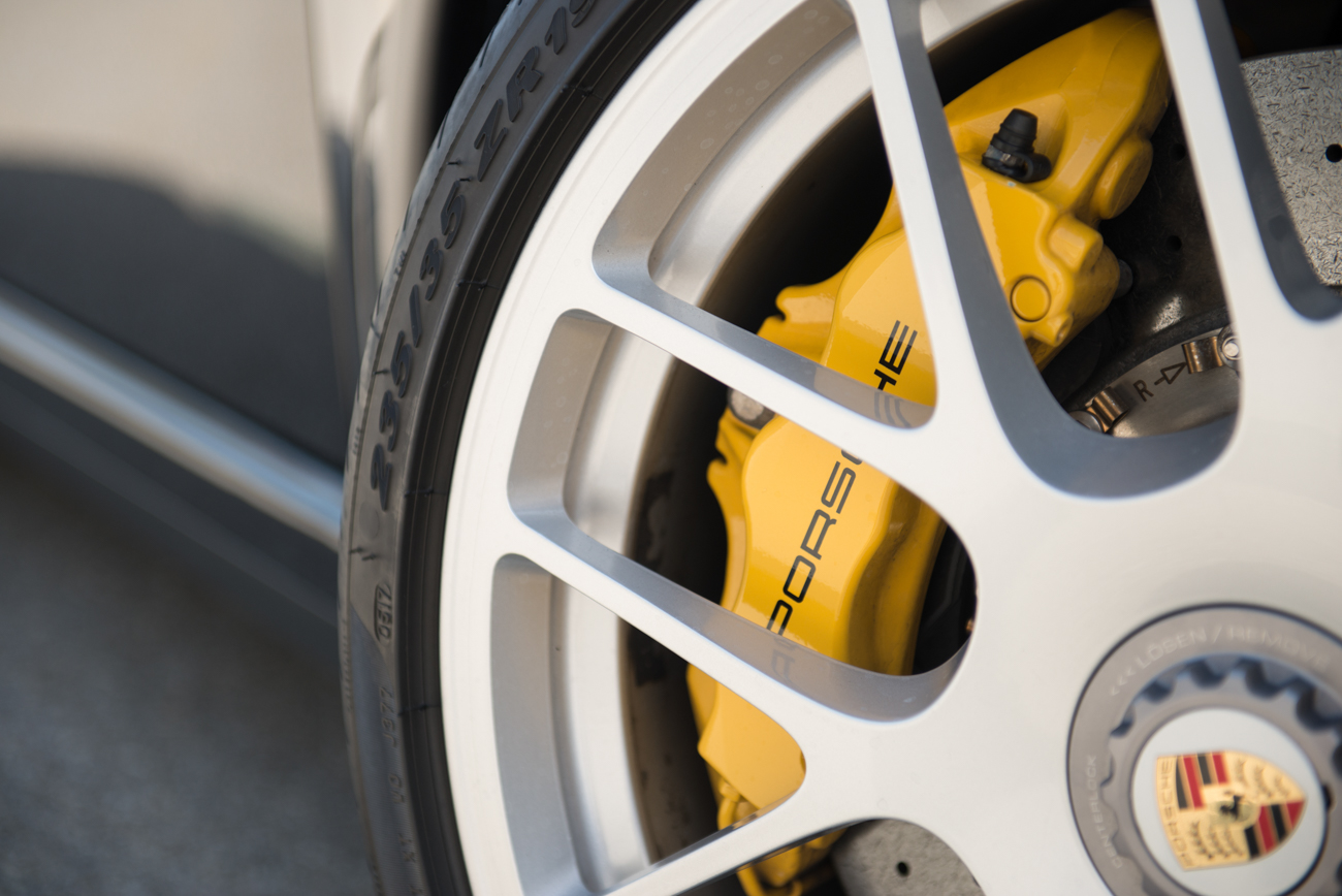 Auto verkaufen erfordert gute Fotos zu machen. Ein Detailbild der Porsche Bremsanlage.