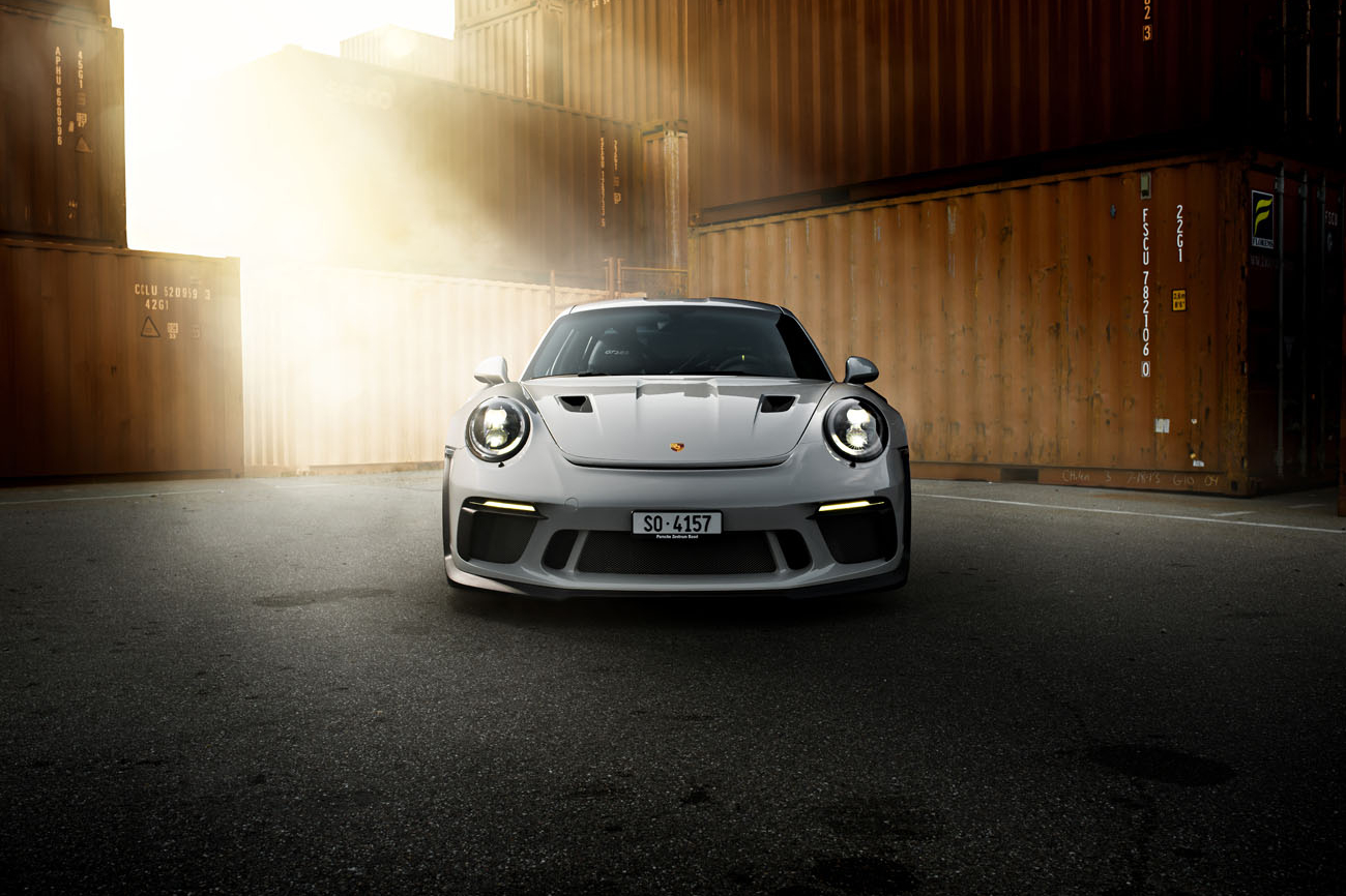 Autos richtig fotografieren. Frontansicht des Porsche 911 GT3 RS 991.2 in kreide. Fotografie und Postproduktion des Schweizer Automobilfotografen phpics.ch