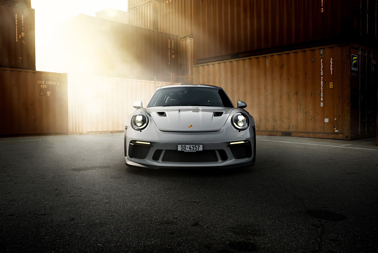 Autos richtig fotografieren. Frontansicht des Porsche 911 GT3 RS 991.2 in kreide. Fotografie und Postproduktion des Schweizer Automobilfotografen phpics.ch