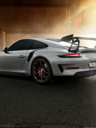 Dreiviertelansicht von der Heckpartie des Porsche 911 GT3 RS 991.2 in kreide. Fotografie und Postproduktion des Schweizer Automobilfotografen phpics.ch