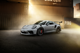 Dreiviertelansicht des Porsche 911 GT3 RS 991.2 in kreide. Fotografie und Postproduktion des Schweizer Automobilfotografen phpics.ch