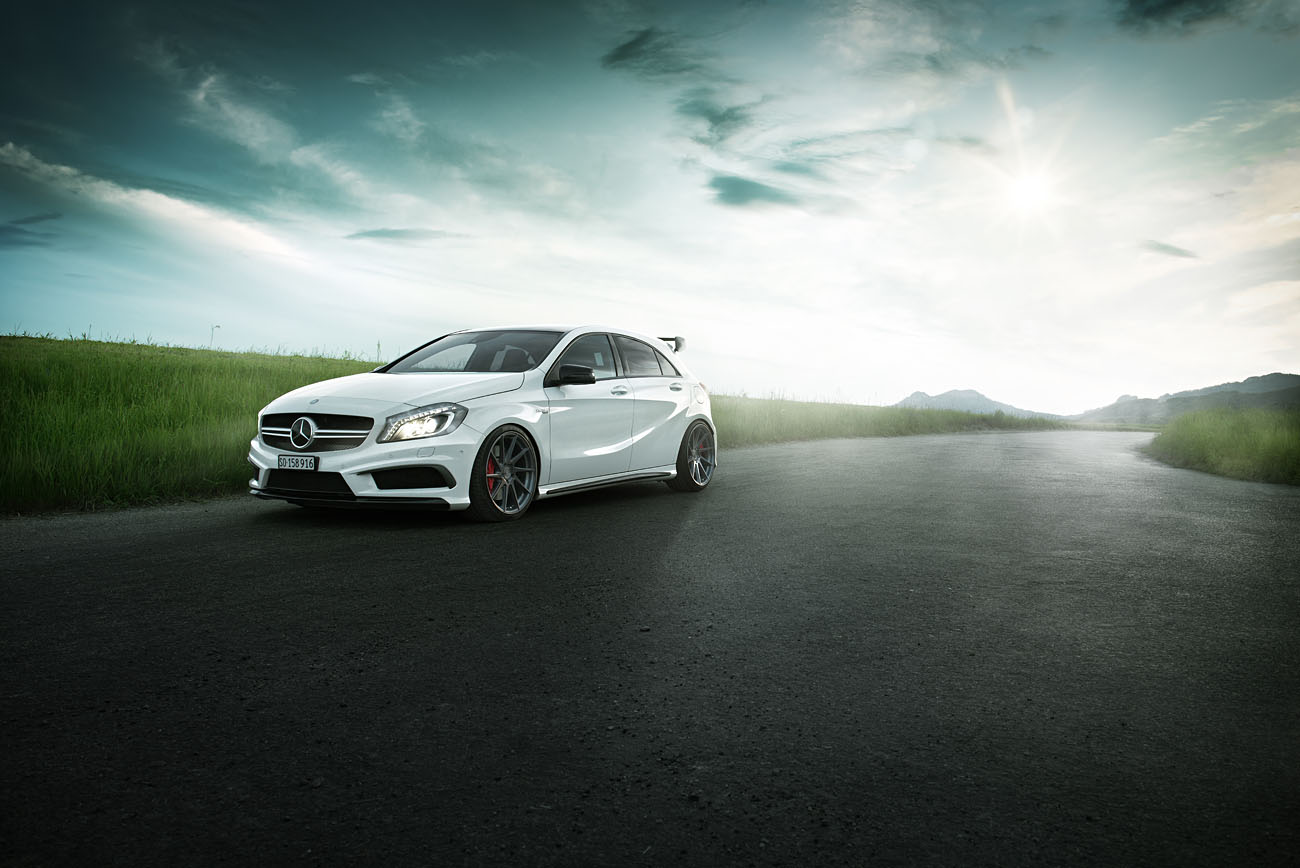 Mercedes-AMG A45 in weiss mit KW Gewindefahrwerk und Aversus Felgen