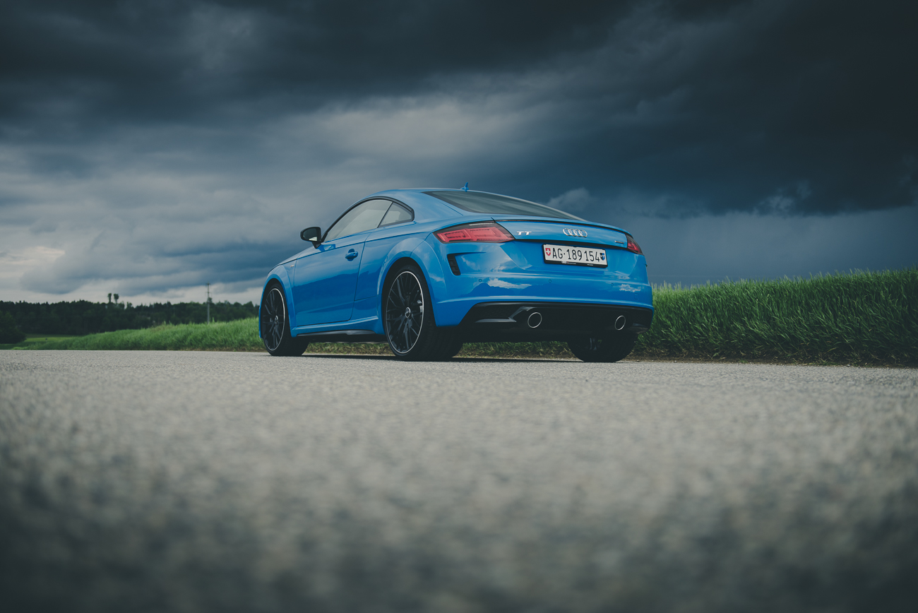 Audi TT in turboblau. Dreiviertelansicht von hinten. Produziert von Autofotograf phPics.