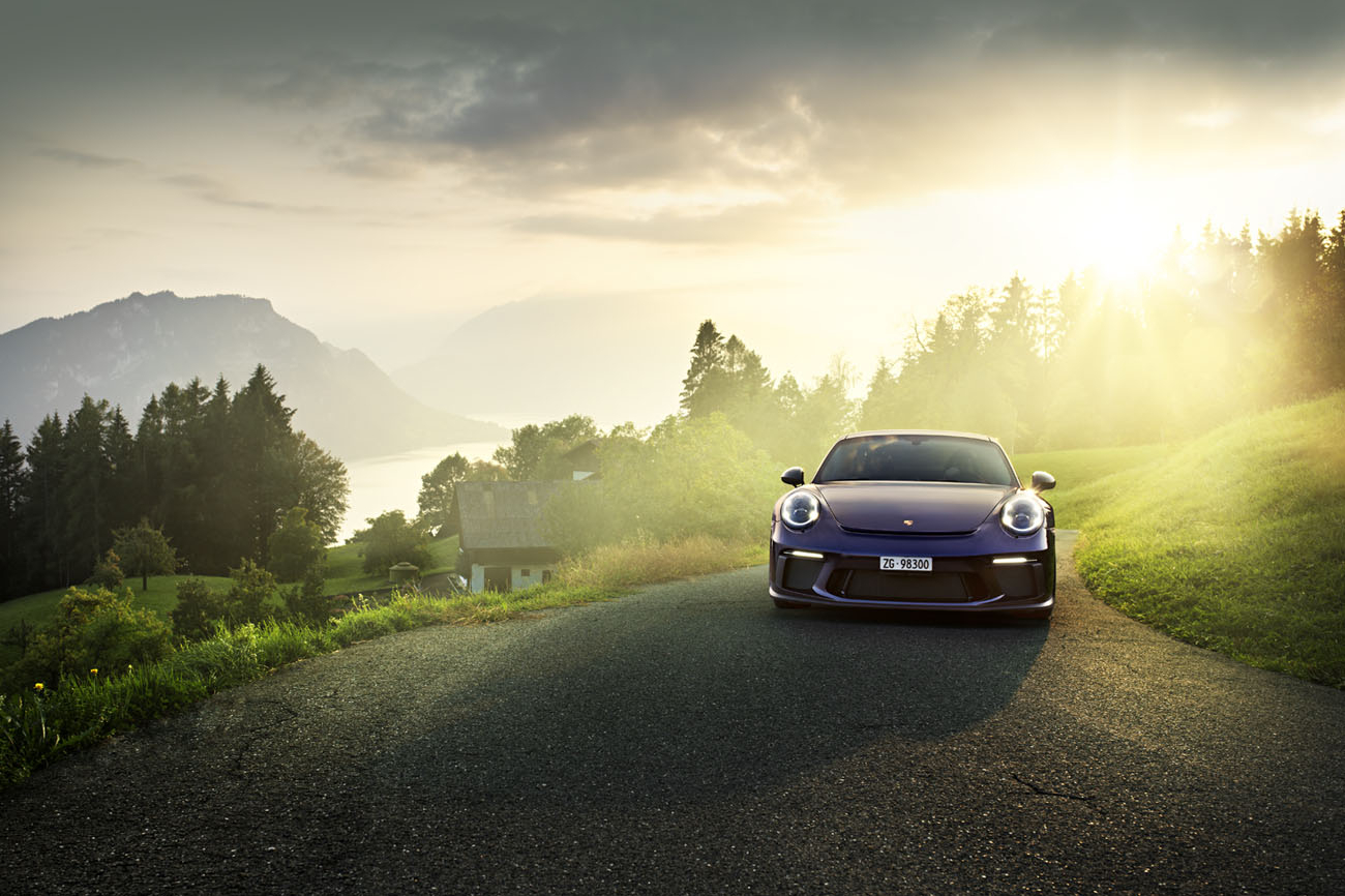 Autofotoshooting. Der Porsche 911 GT3 Touring in viola metallic vor traumhafter Kulisse in der Zentralschweiz.