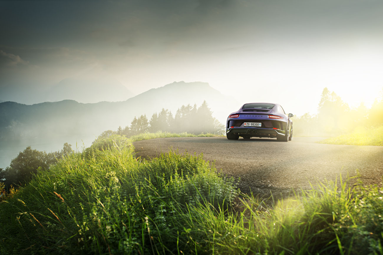 Der Porsche 911 GT3 Touring in viola metallic vor traumhafter Kulisse in der Zentralschweiz.