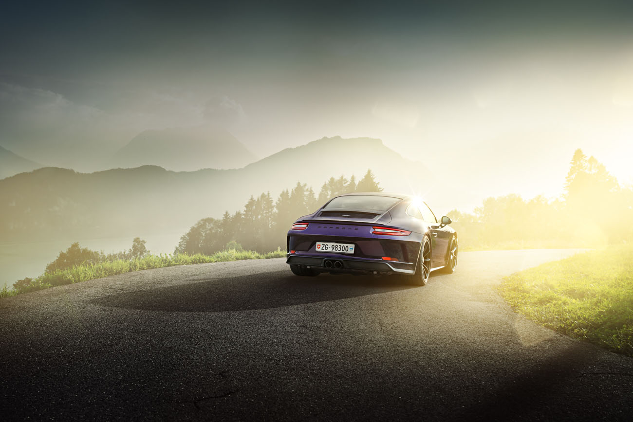 Das Heck des Porsche 911 GT 3 mit Touring Paket. Die Porsche Exclusive Farbe heisst viola metallic.