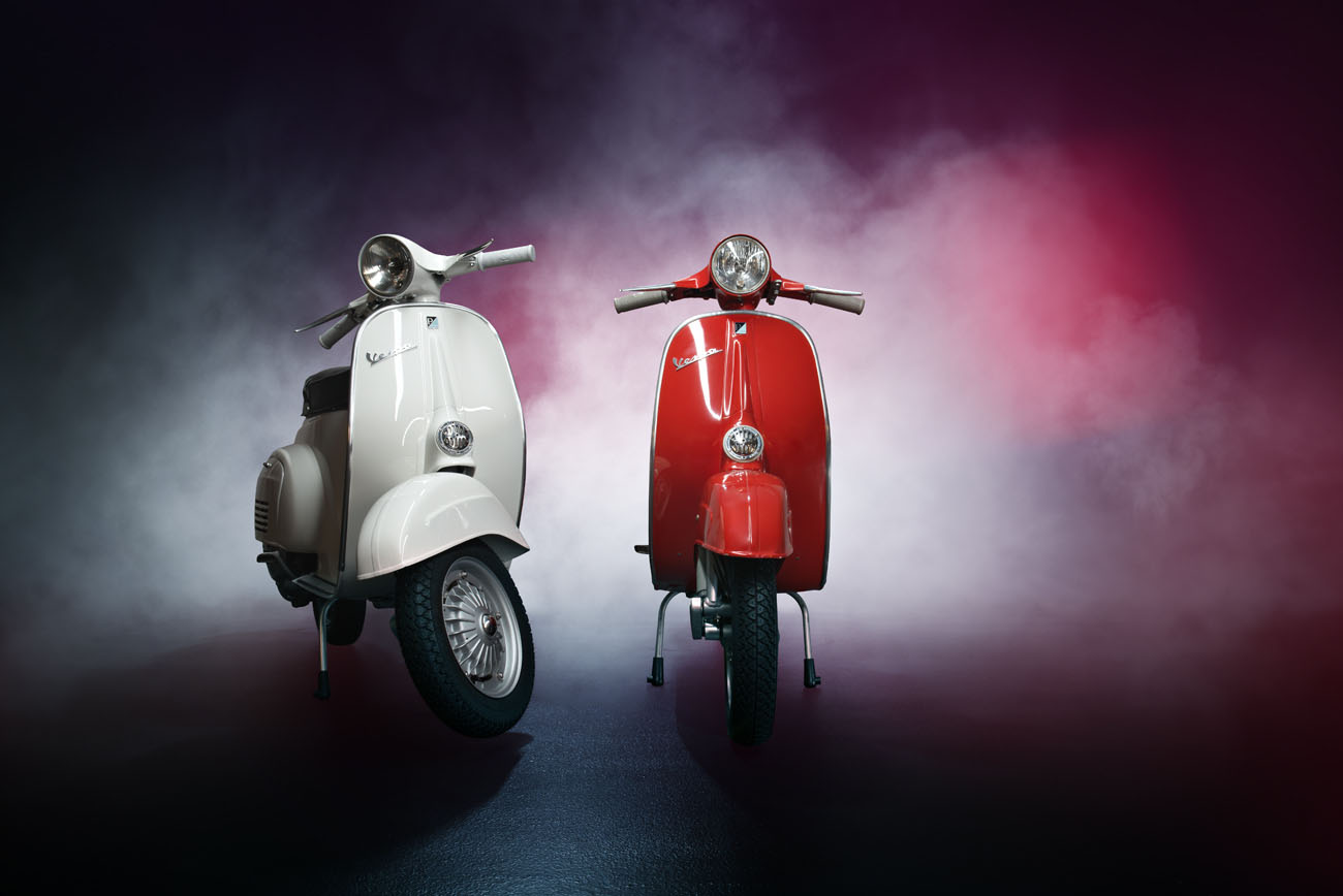 Rote Vespa aus dem Jahr 1970 und eine weisse Vespa mit Jahrgang 1969.