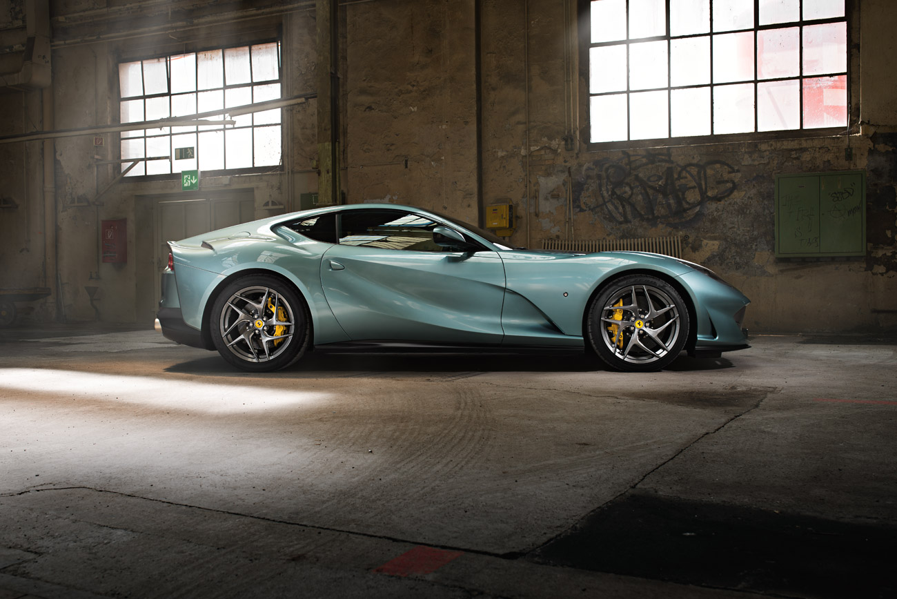 Ferrari 812 Superfast Seitenansicht. Autofotografie von phPics.