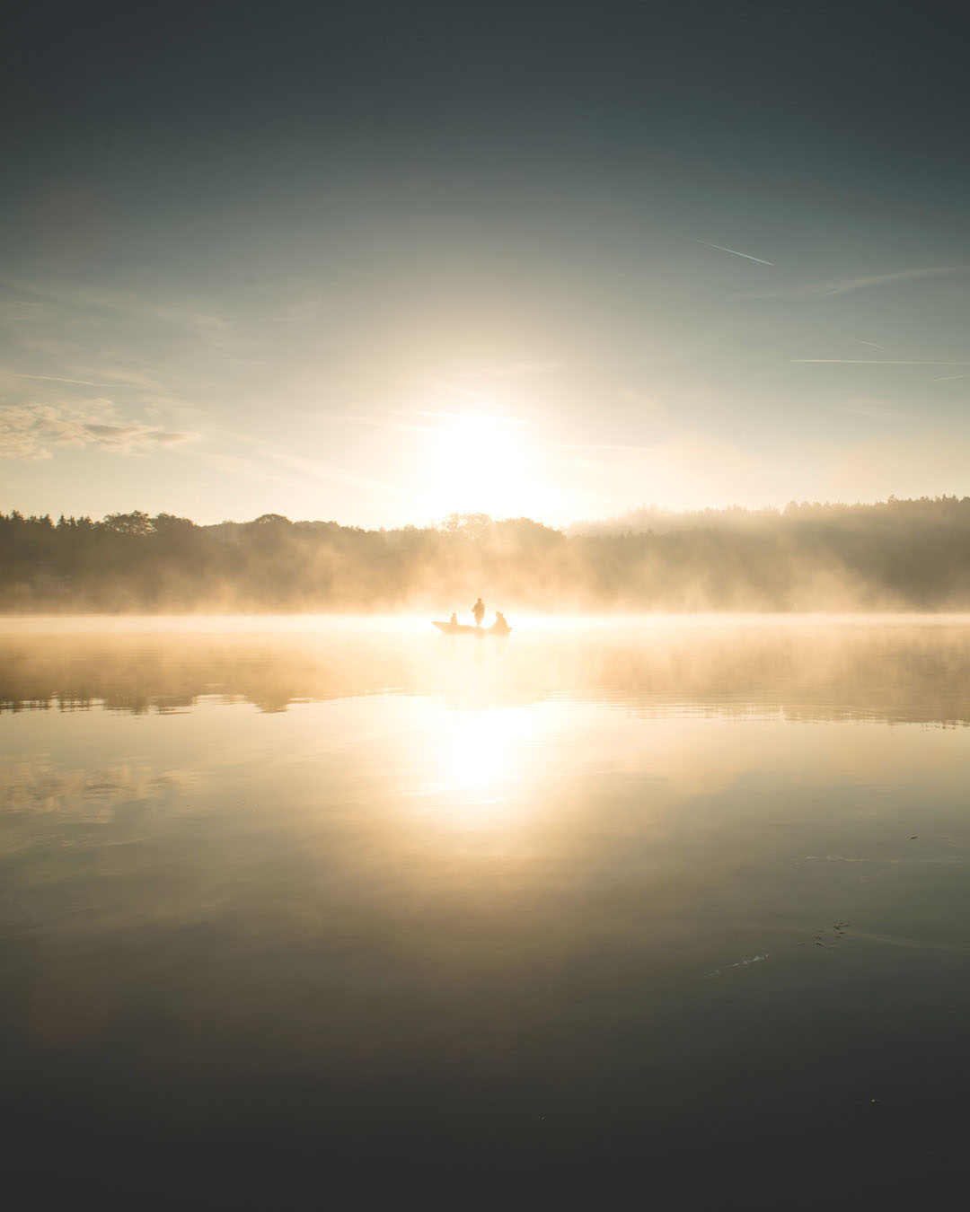 Besser fotografieren mit einfachen Tipps. Tolle Lichtstimmung bei Sonnenaufgang an einem See.
