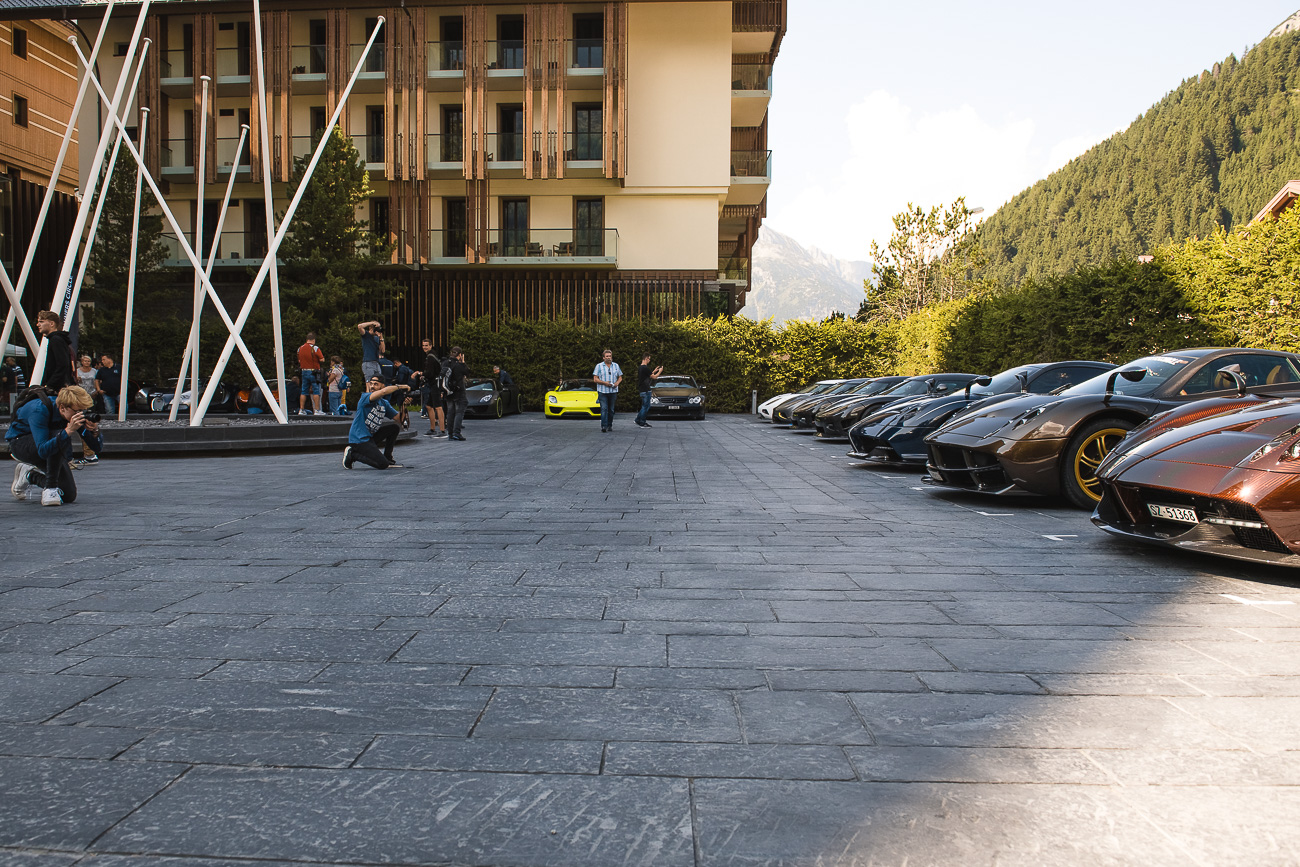 Der Supercar Owners Circle besammelt sich beim the Chedi Andermatt