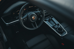 Das Porsche 911 Carrera 4S Cockpit der 8. Generation (992)