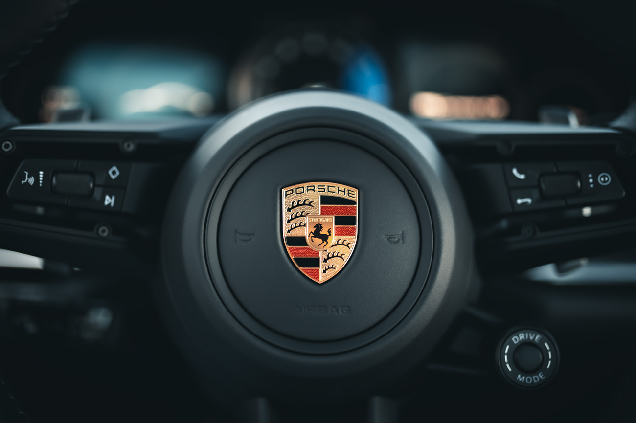 Porsche Wappen auf Lenkrad des 911 Carrera 4S 992.