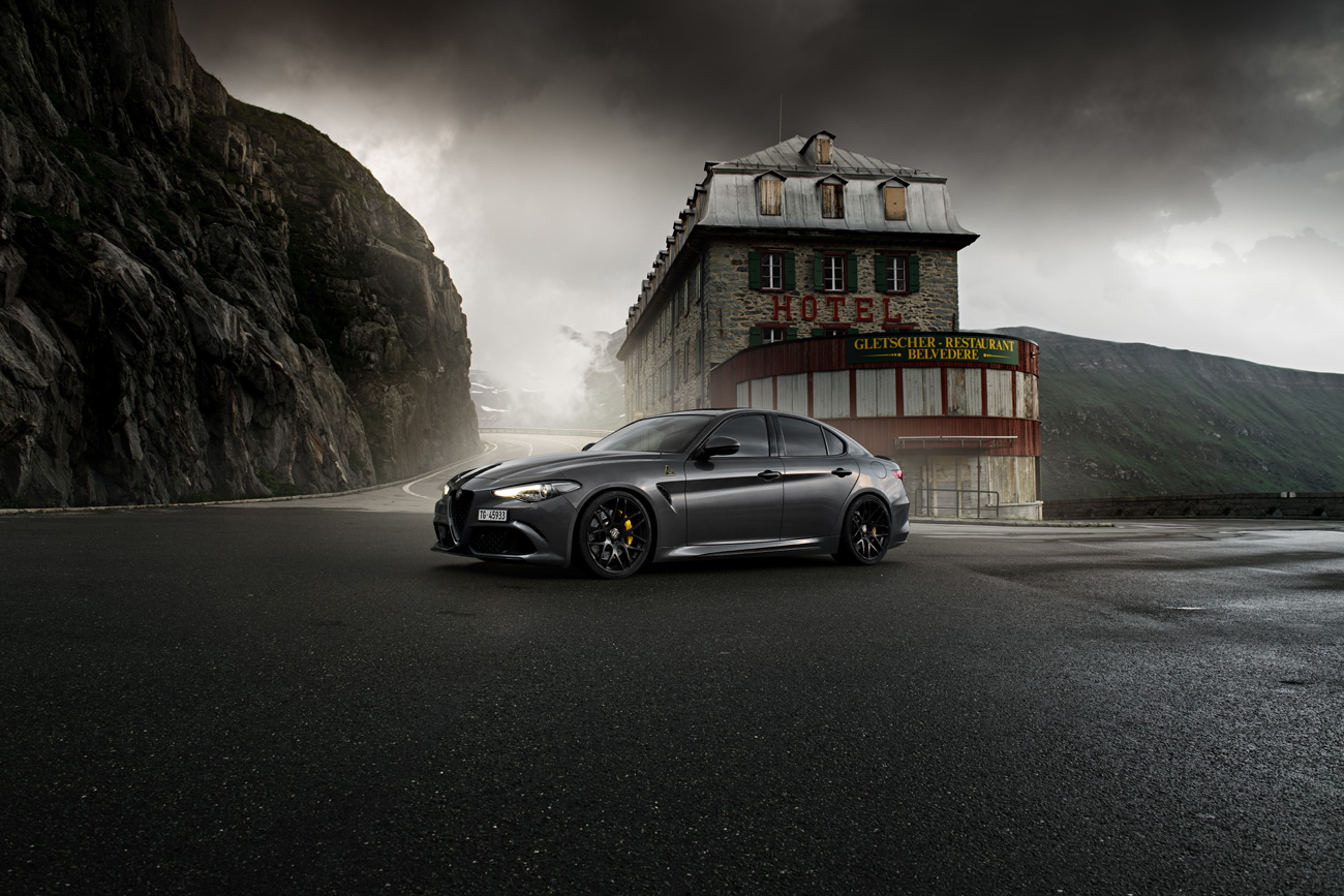 Der Tuning Alfra Romeo Giulia Quadrifoglio beim Furkapass von Autofotograf phPics in Szene gesetzt.