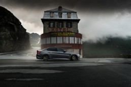 Alfra Romeo Giulia Quadrifoglio vor dem Belvedere auf dem Furkapass