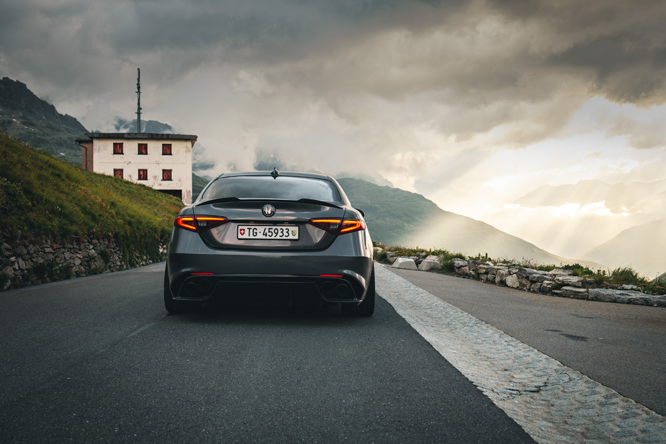 Sonnenschein in den Alpen für den Alfa Romeo Giulia QV