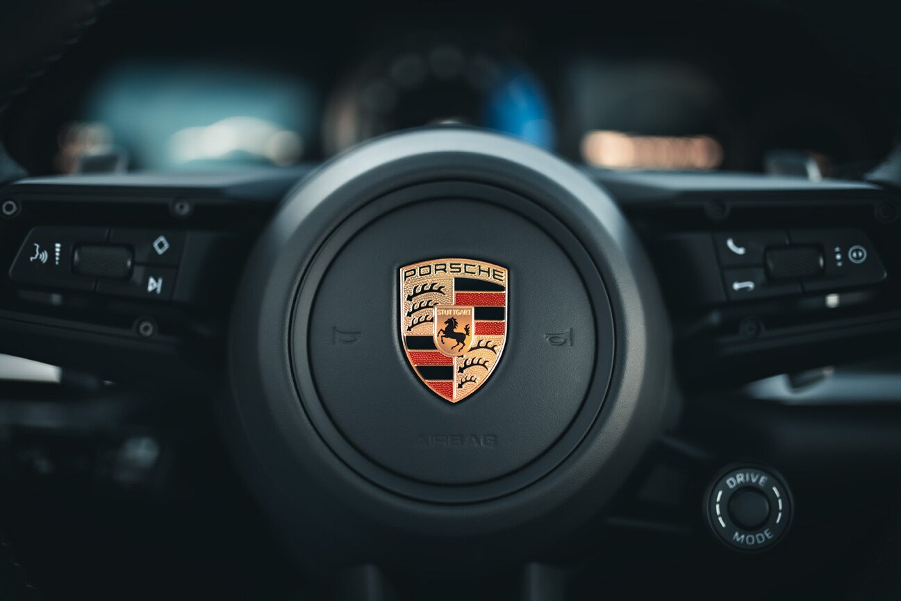 Fotografie mit einer Festbrennweite erzeugt beim Porsche Lenkrad Foto ein tolles Bokeh.