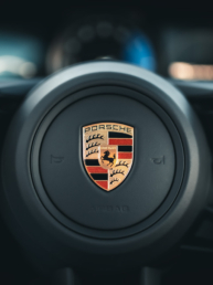 Fotografie mit einer Festbrennweite erzeugt beim Porsche Lenkrad Foto ein tolles Bokeh.