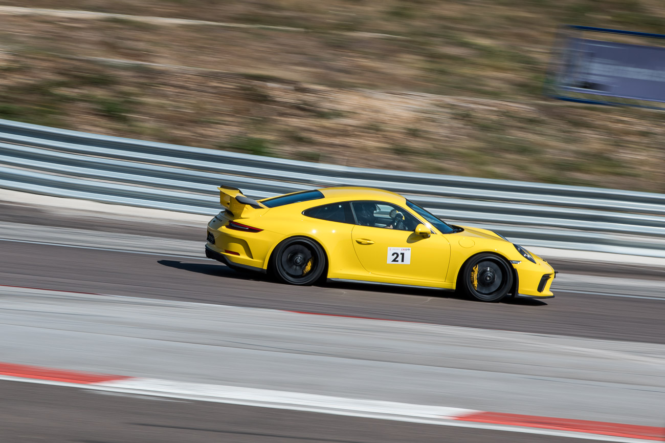 Der Mitzieher an der Rennstrecke. Im Bild ein Porsche 911 GT3.