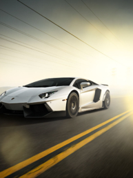 Fahrende Autos fotografieren kann man mit verschiedenen Techniken. Im Bild ein Lamborghini Aventador.