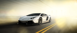 Fahrende Autos fotografieren kann man mit verschiedenen Techniken. Im Bild ein Lamborghini Aventador.