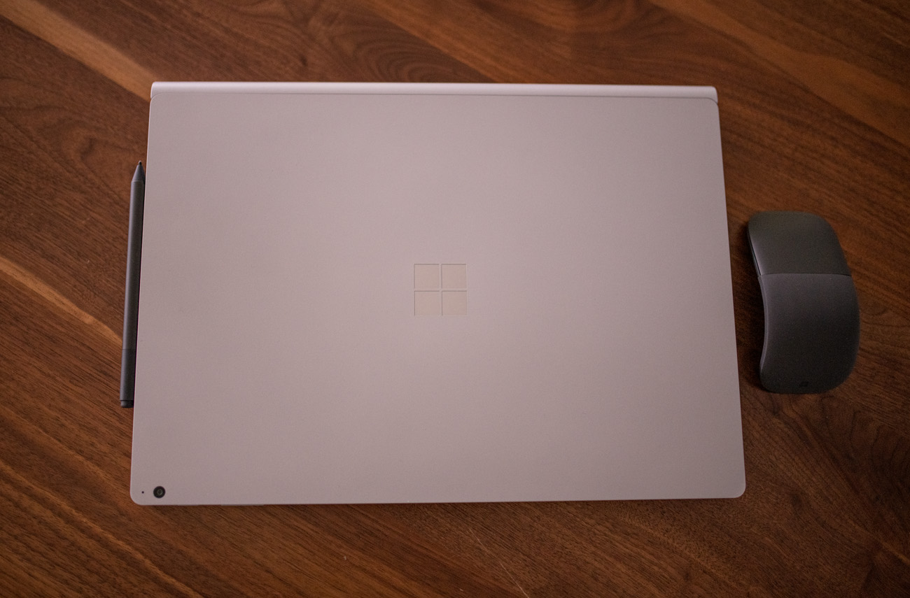 Surface Book, Surface Arc und Surface Pen auf dem Schreibtisch