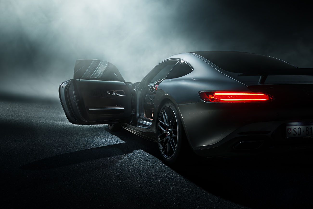 In der Dunkelheit ein Auto fotografieren. Der Mercedes AMG GTS in der Nacht.