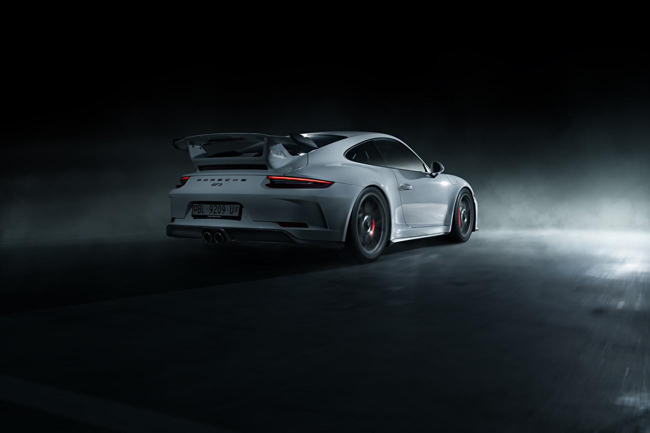 Autofotograf phPics erzeugt dynamische Auto Bilder. Wie hier der beschleunigende weisse Porsche 911 GT3.