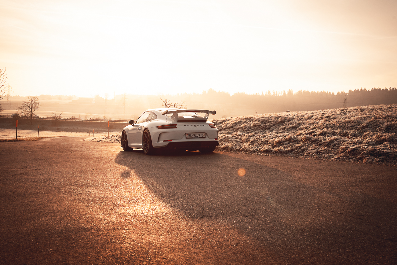 Mit dem Porsche 911 GT3 an einem kalten Morgen bei Sonnenaufgang.