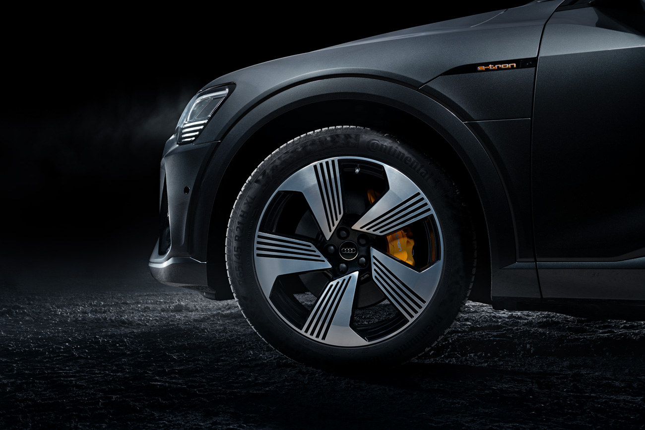 Orange Bremssättel und eine dynamische Felge gehören zum Auftritt des Elektro Audi.