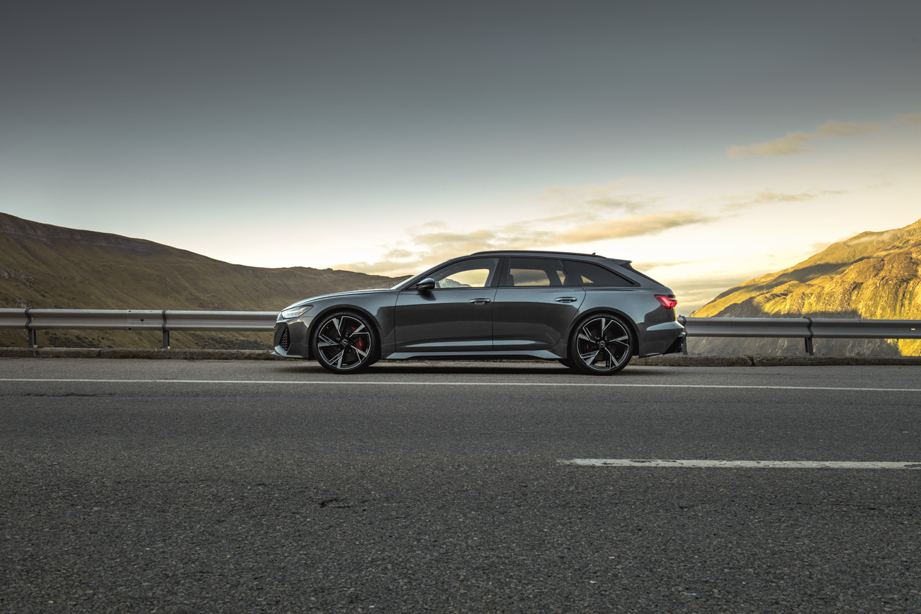 Der Audi RS6 in den Schweizer Alpen.