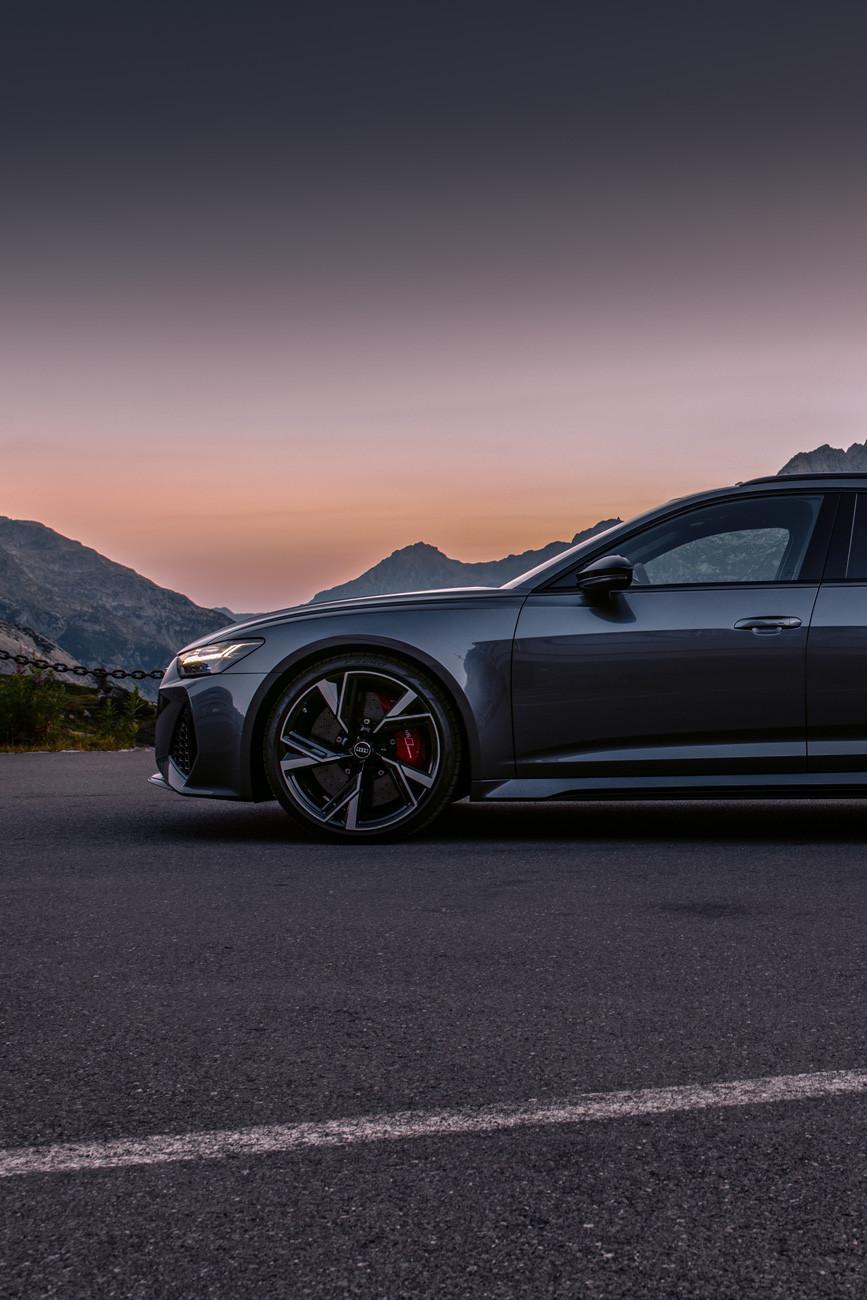 Audi RS6 bei Morgendämmerung.