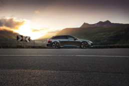 Der Audi RS6 bei Sonnenaufgang vor einem tollen Bergpanorama.