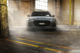 Die breite Karosserie und der b&ouml;se Blick beim Audi RS6 Avant machen Eindruck.