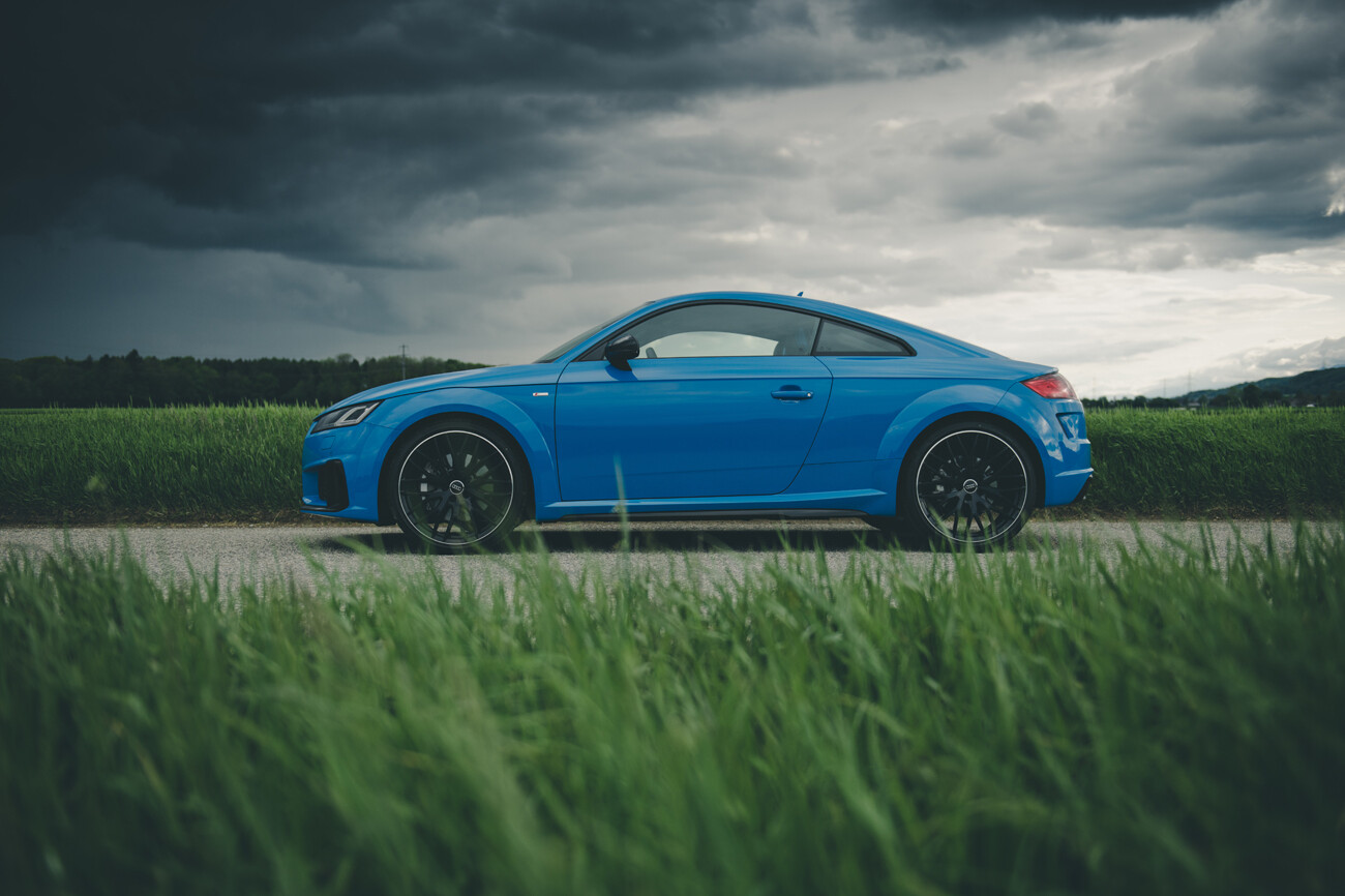 Turboblau und Audi passt zusammen. Der TT umgeben von einer mystischen Wetterstimmung.